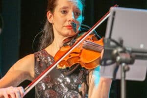 Olena Savka spielt Geige im Ensemble