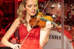 Kamilla Busch als Solistin an der Geige