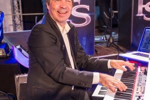 Herbert Deschler spielt Keyboard bei der Eventband Steinbach