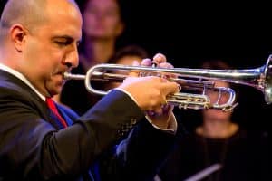 Nemanja Jovanovic beim Trompeten-Solo zusammen mit der Bigband Steinbach