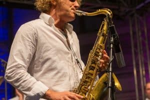 Chris Haller spielt am Saxophon